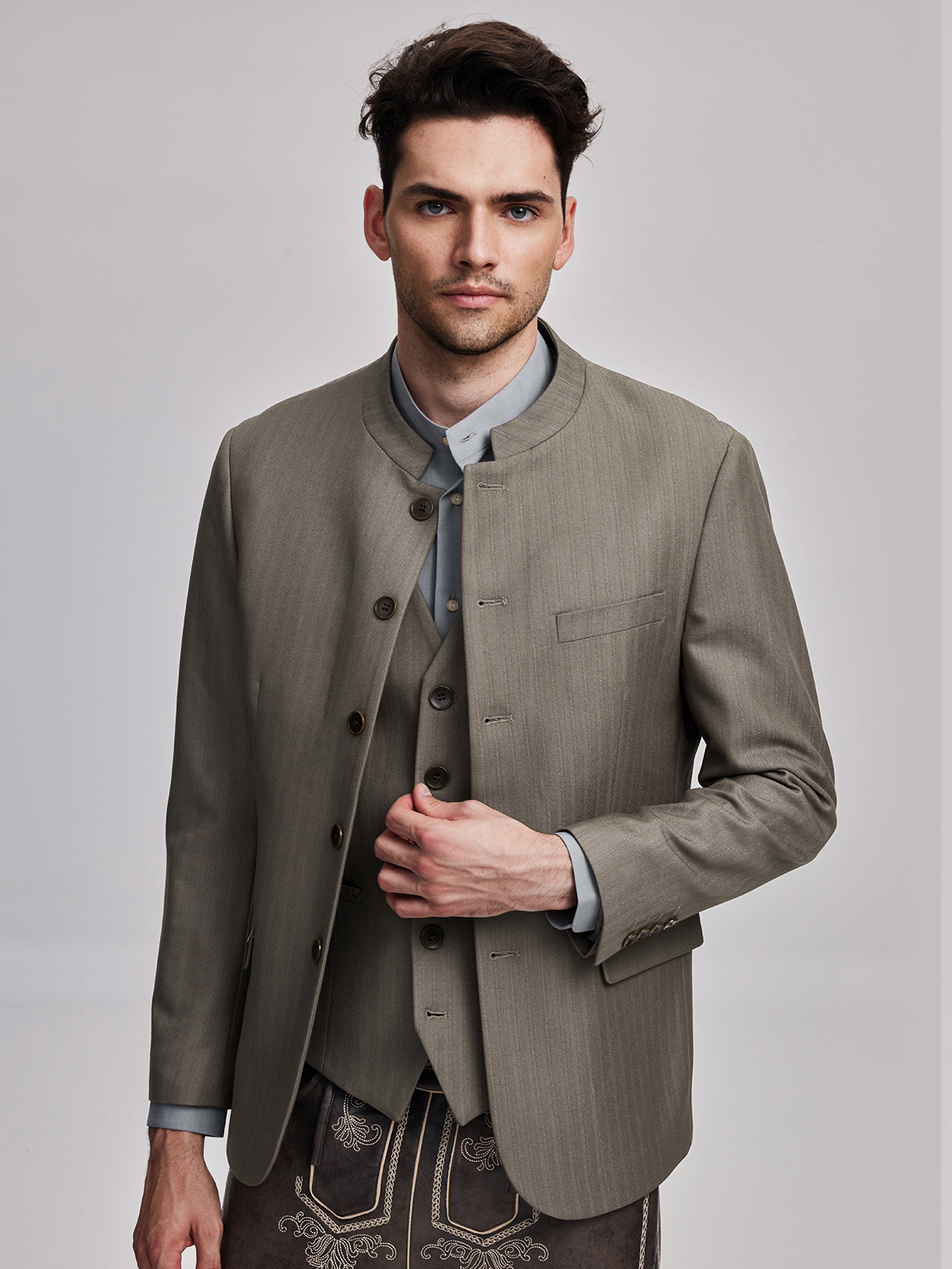 Dirndl in Braun mit traditioneller Janker-Jacke