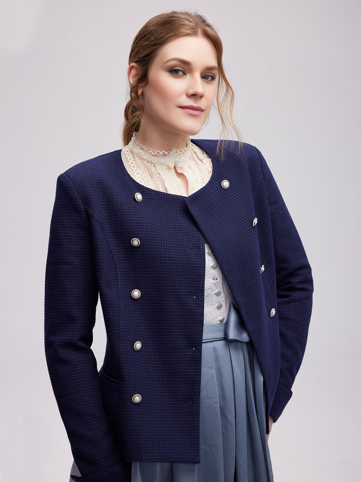 Dirndl in Blau mit modernem Schnitt