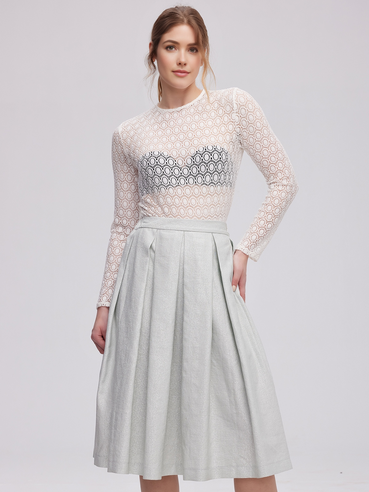 Modernes schwarzes Dirndl mit femininem Schnitt