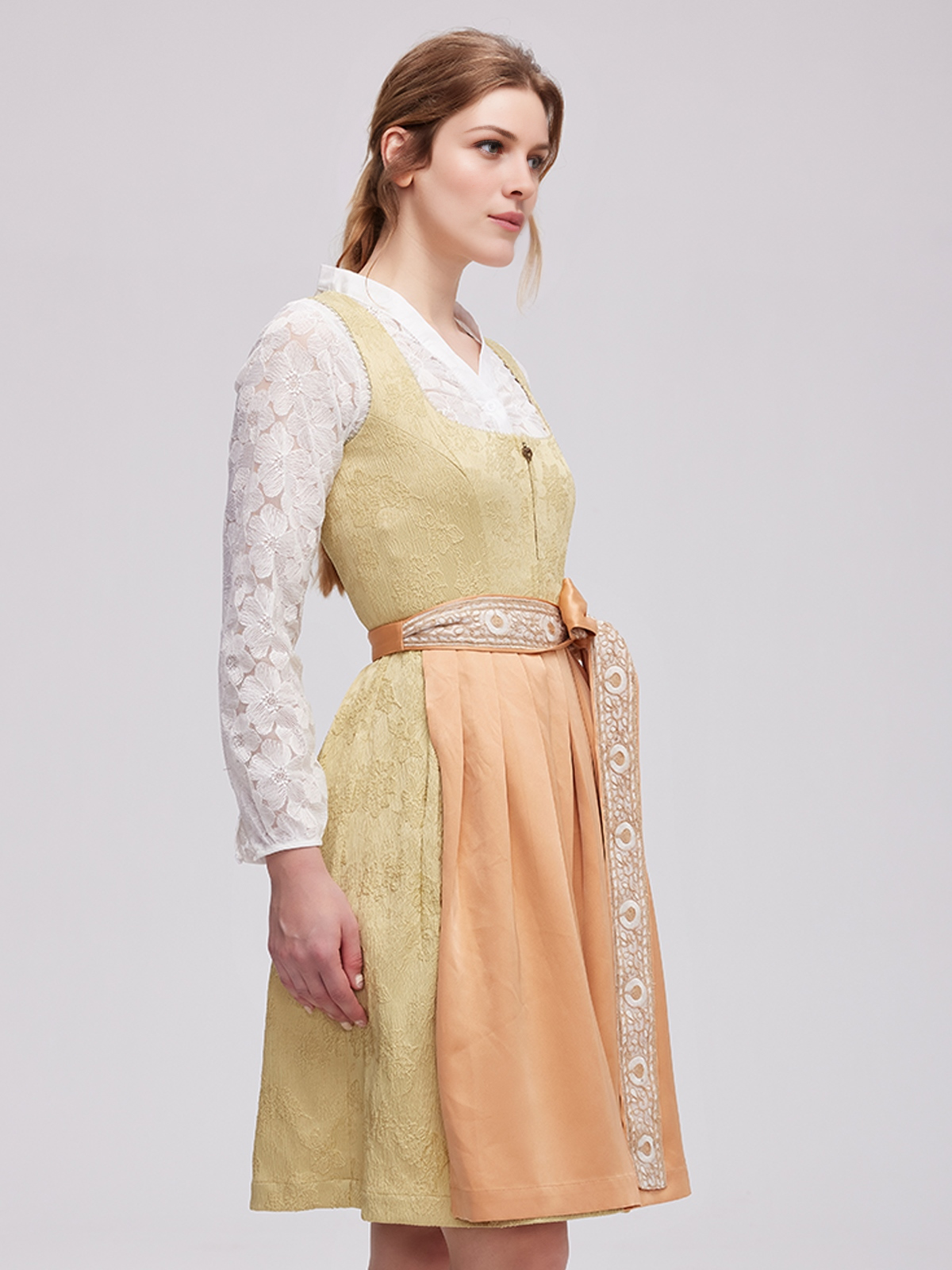 Grüne Dirndlbluse mit traditioneller Stickerei