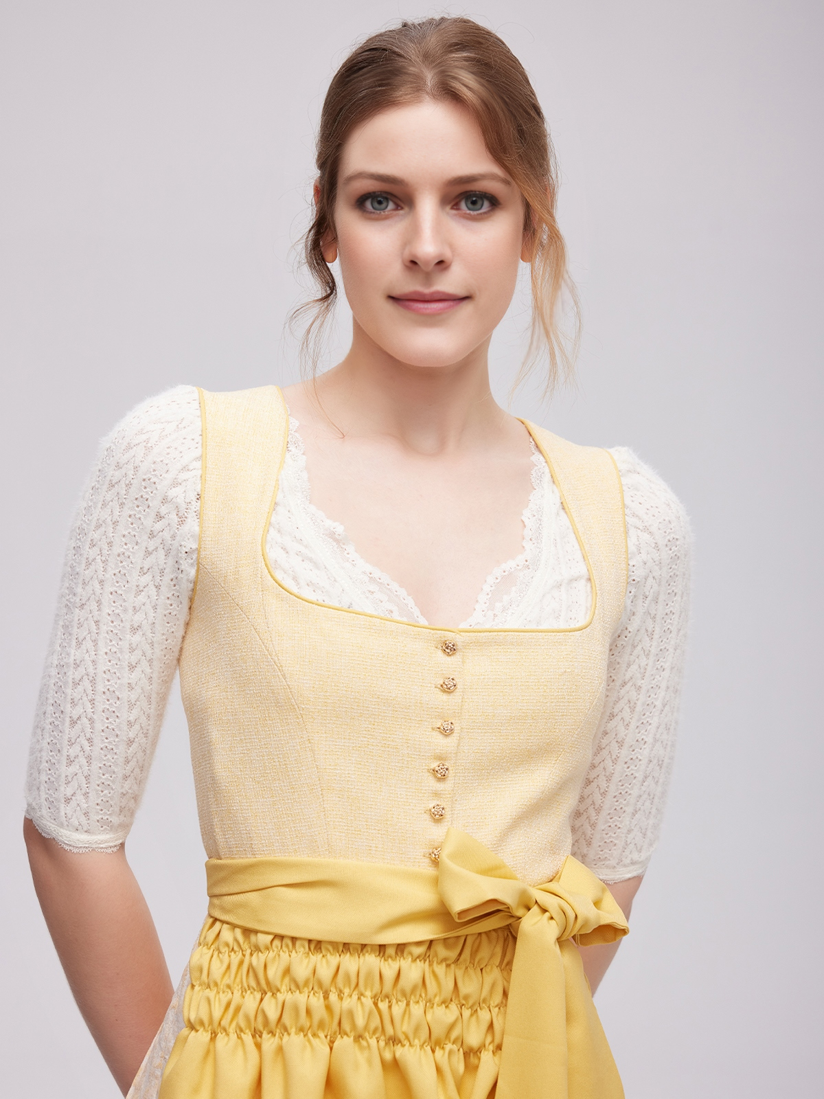 Dirndl mit dunkelroter Bluse – ein stilvoller Look für jedes Fest