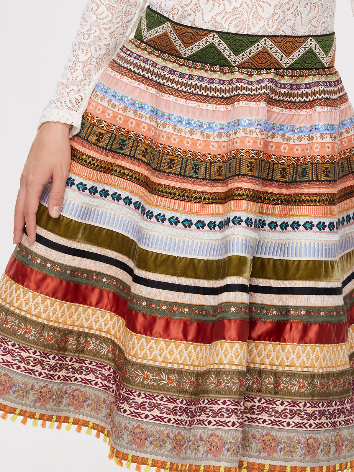 Modernes Dirndl in Braun mit innovativem Schnitt