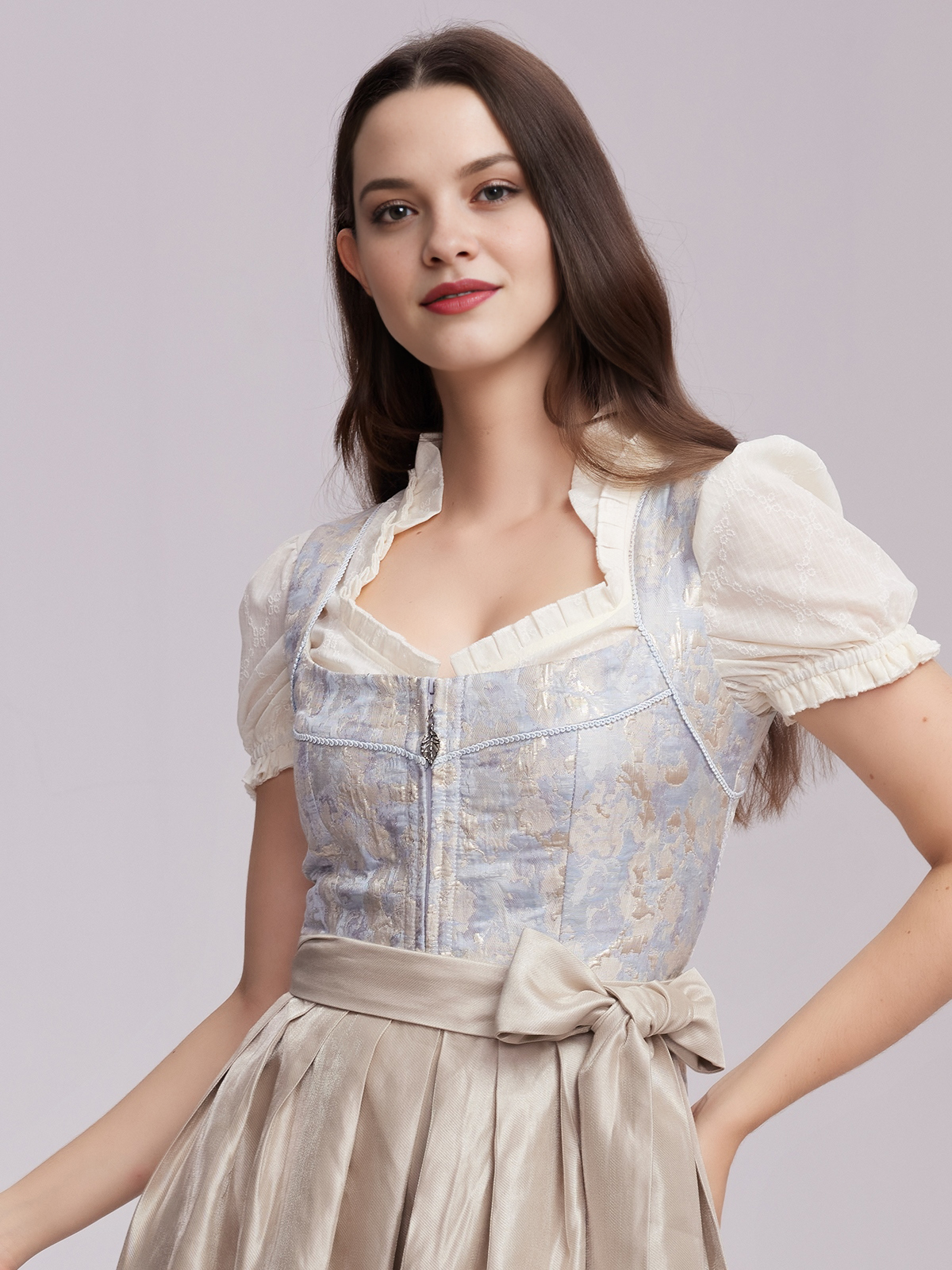 Dunkelblaues Dirndl mit eleganter Bluse