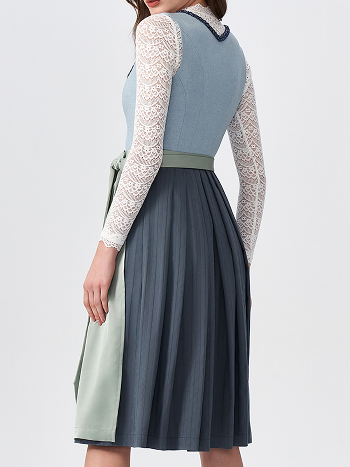 Modernes blaues Dirndl mit raffiniertem Schnitt