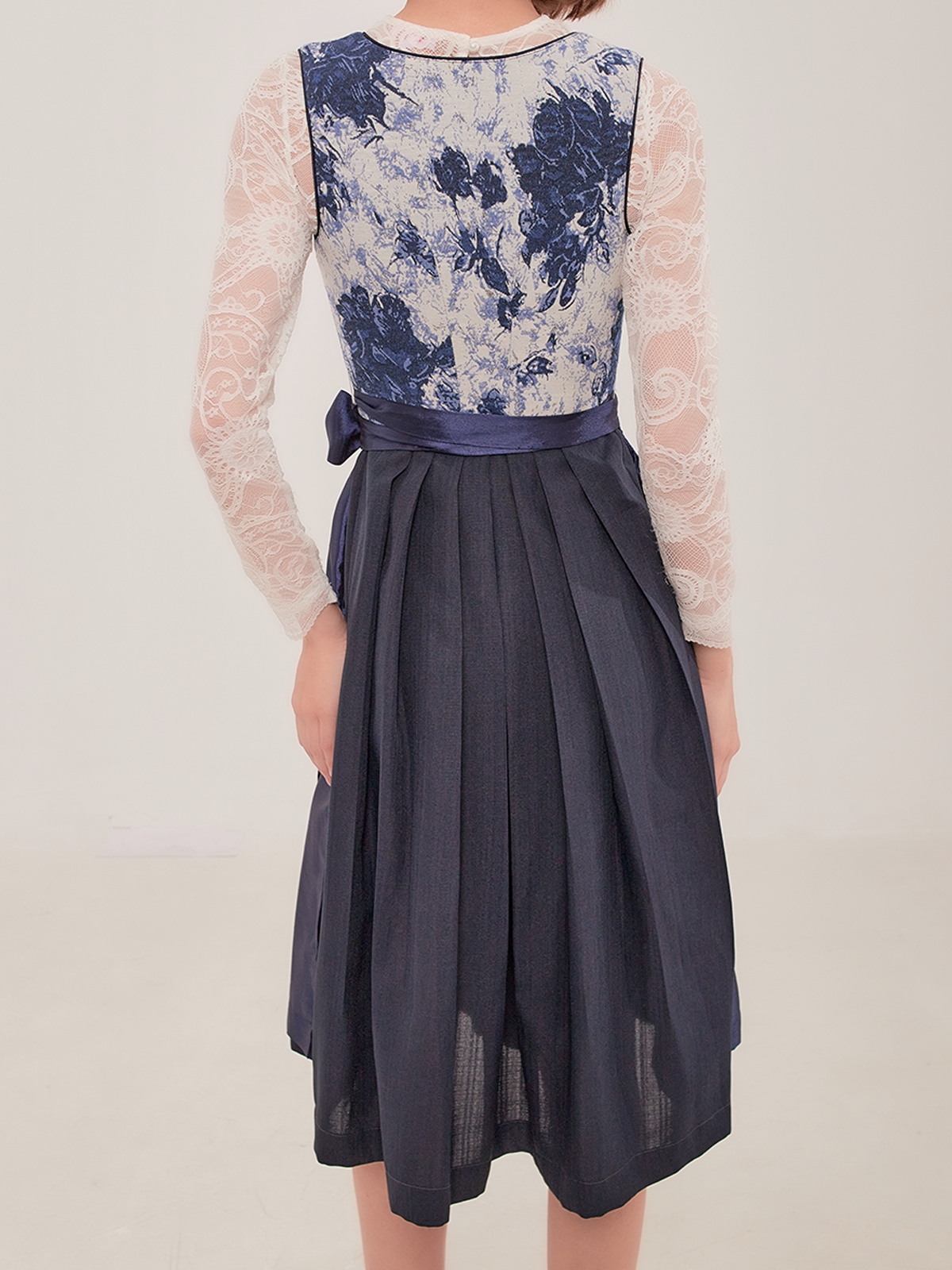 Dirndl in Blau mit traditionellem Schnitt