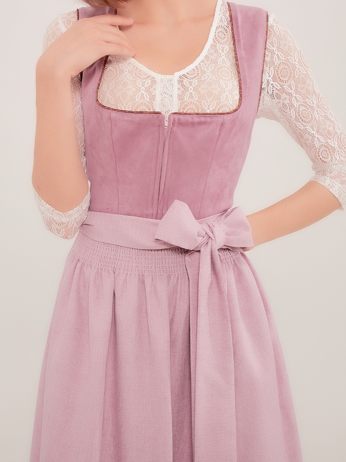 Traditionelles lila Dirndl mit reicher Verzierung