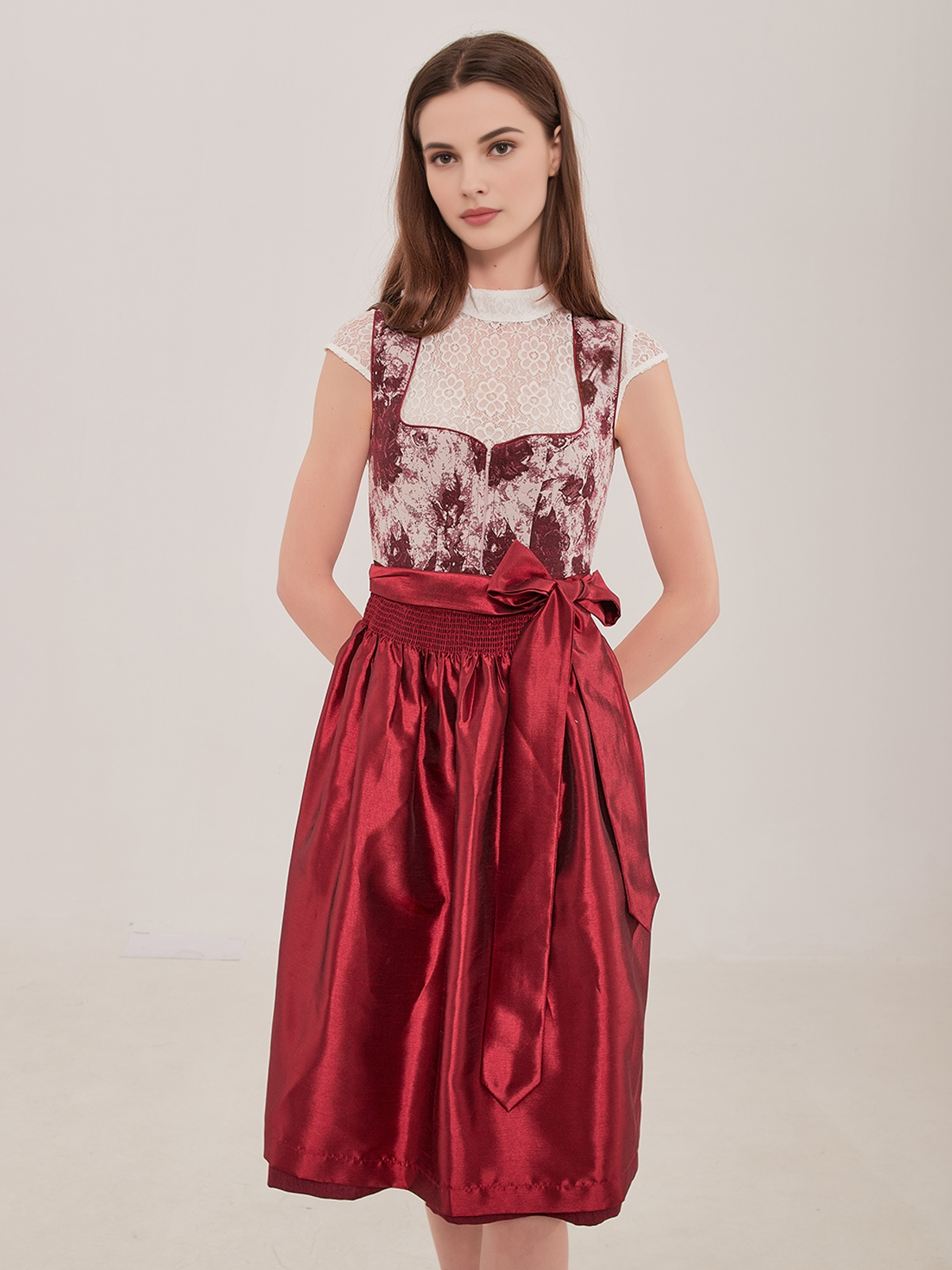 Modernes Dirndl in Rot – perfekt für städtische Eleganz