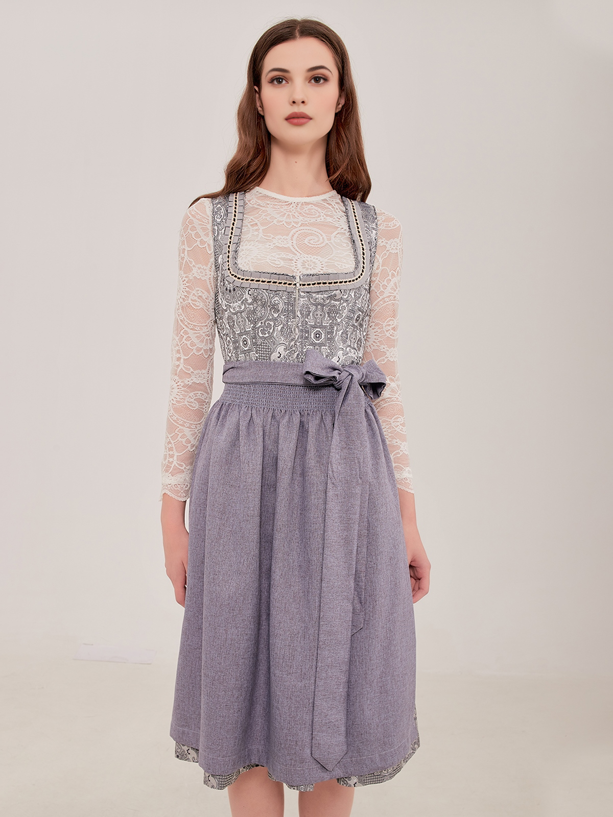 Modernes Dirndl in Grau – perfekt für festliche Anlässe