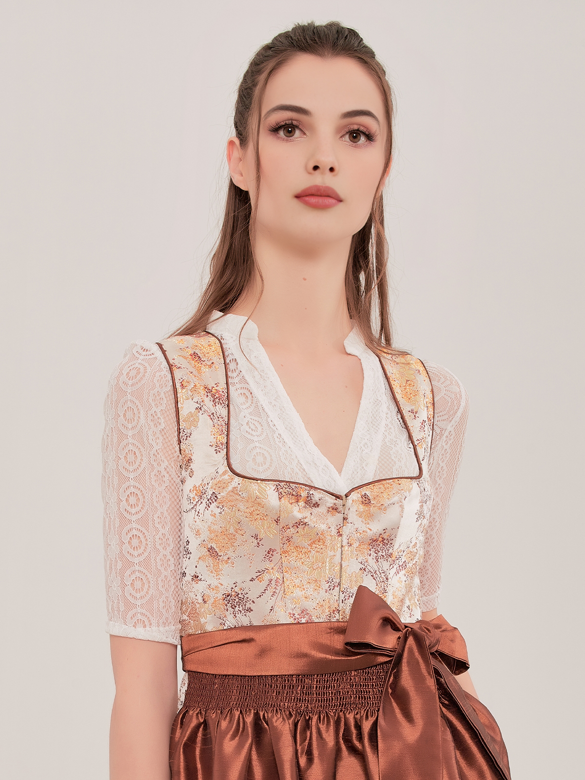 Rosa Dirndl mit traditionellem Schnitt