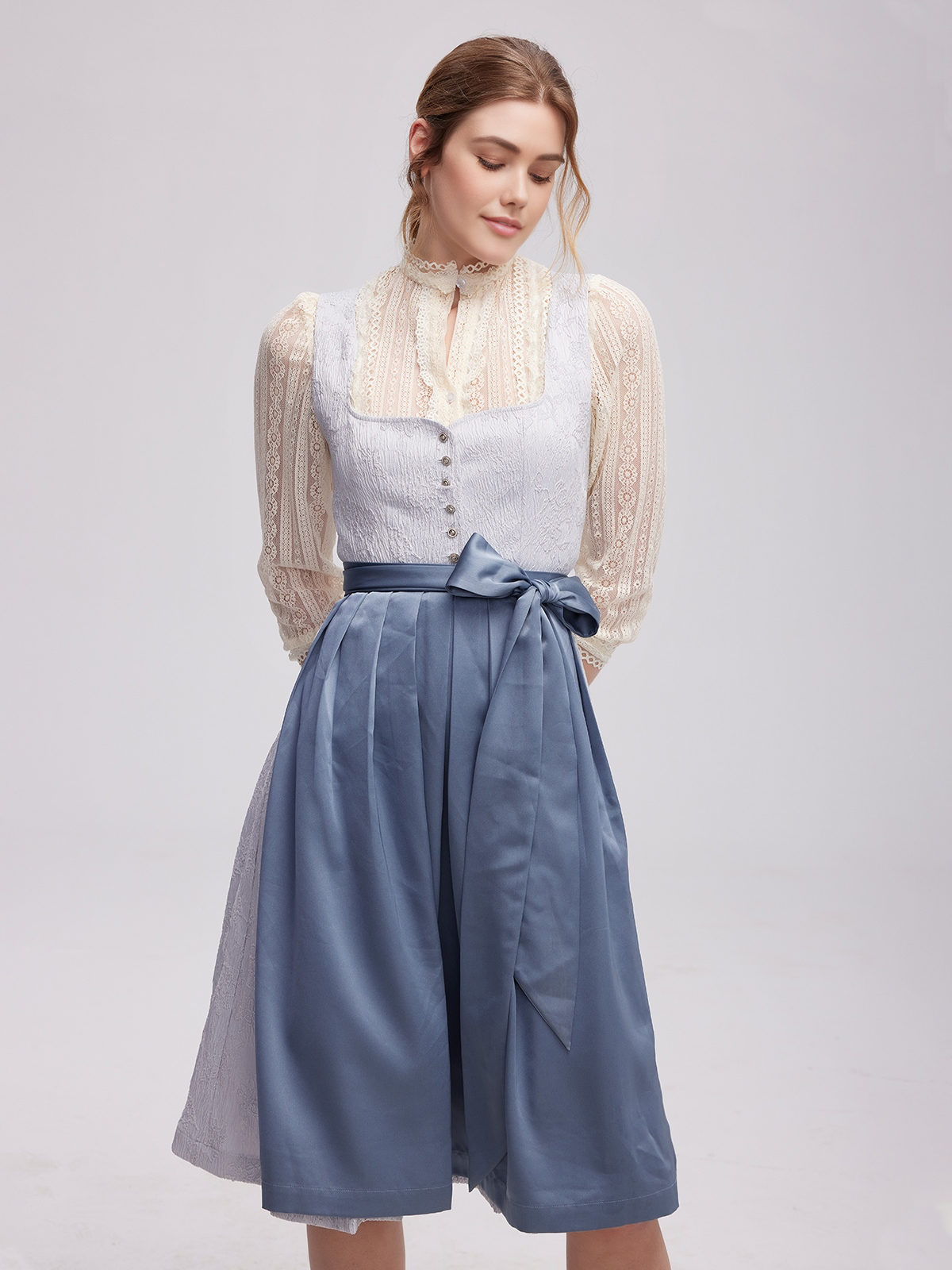 Tradition meets Modern: Ein blaues Dirndl mit floralen Details