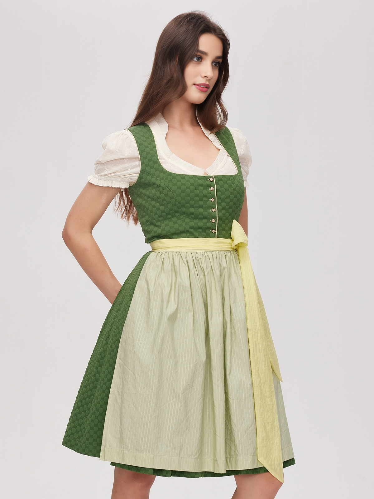 Dirndl in Flieder – Eleganz und Charme