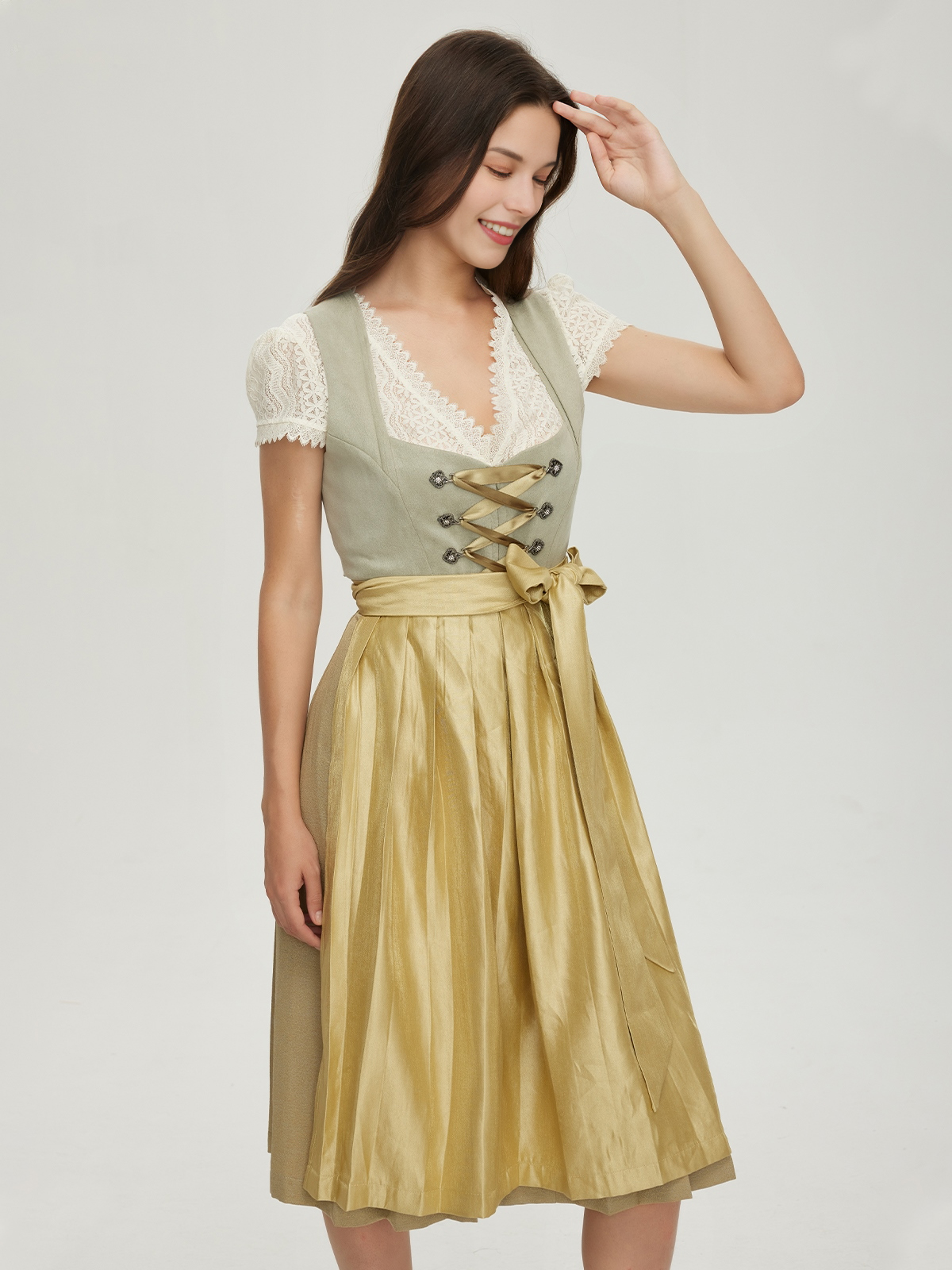 Ein modernes grünes Dirndl mit floralen Details