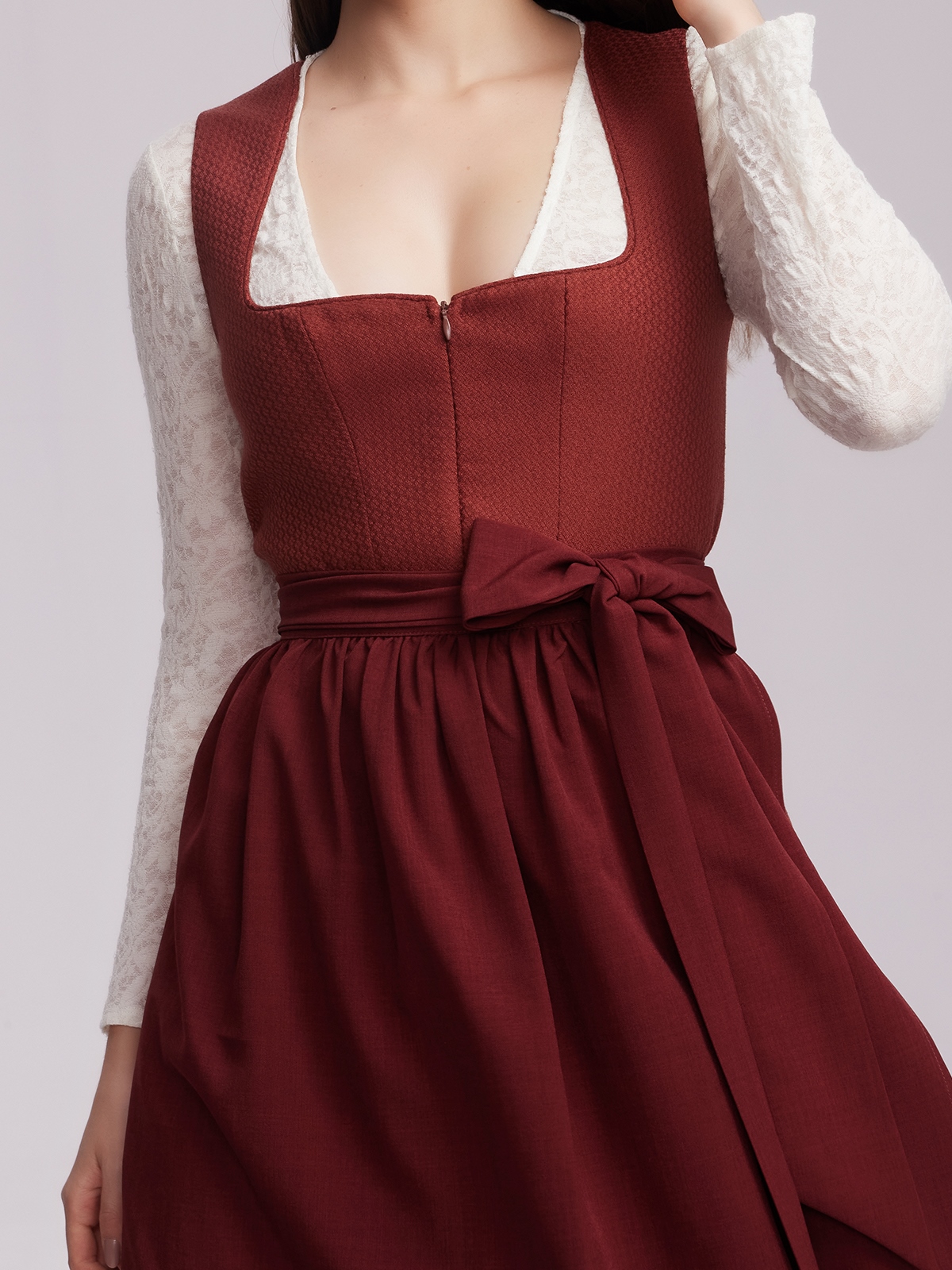 Elegantes rotes Dirndl mit floralen Details