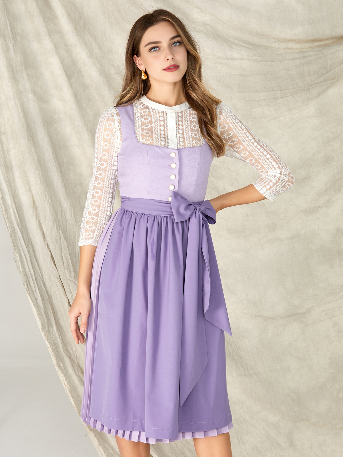 Dirndl in Lila mit traditioneller Schürze