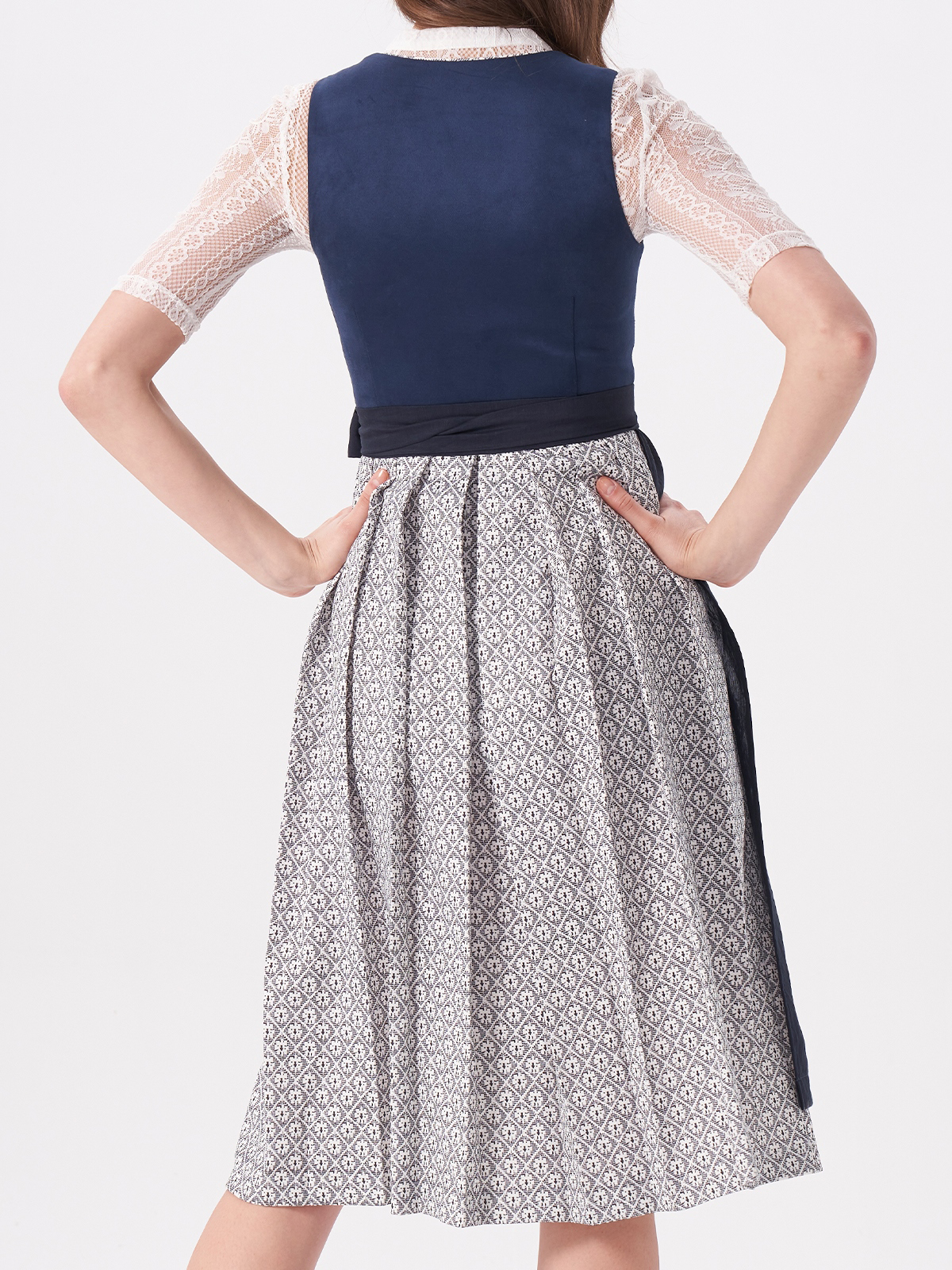 Modernes Dirndl in Blau mit eleganter Bluse