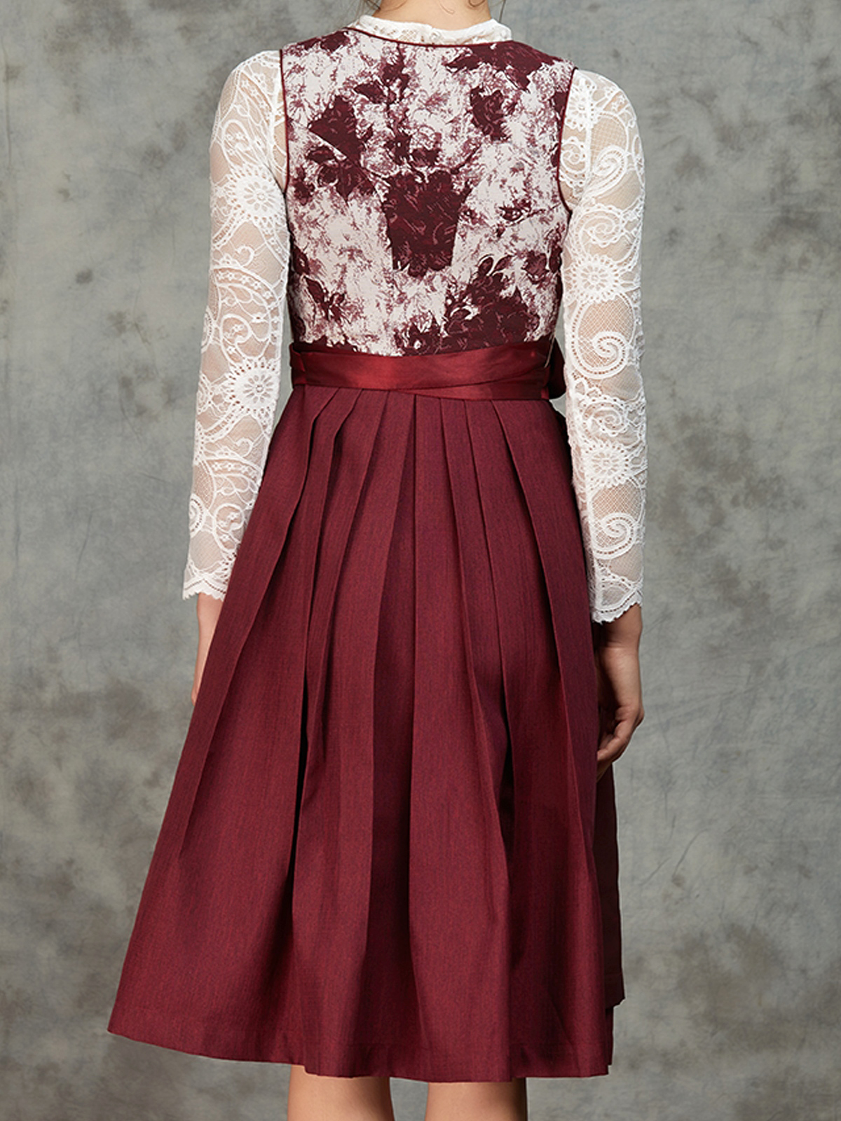 Grünes Dirndl mit floralen Akzenten