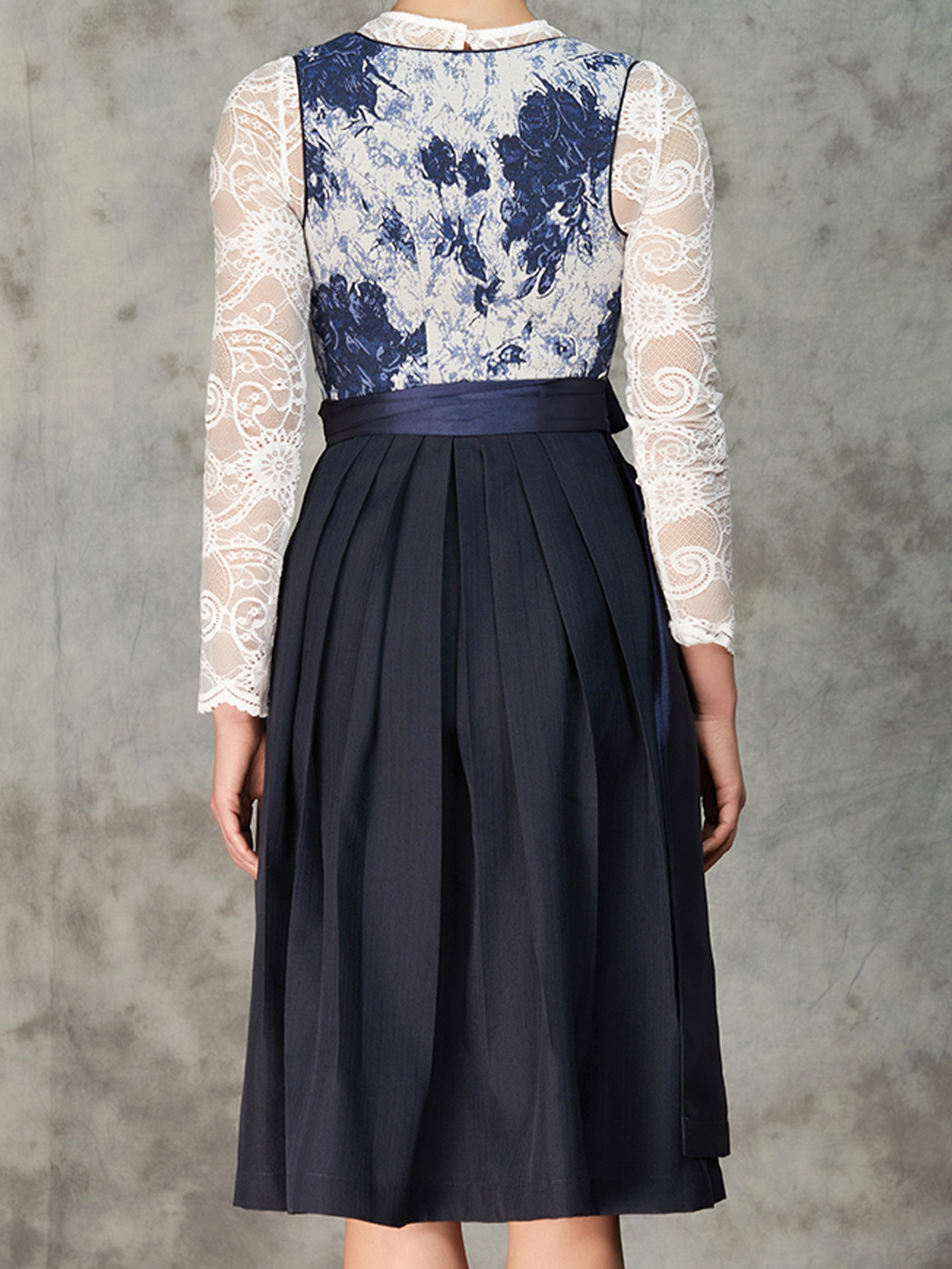 Modernes Dirndl in Blau mit geradem Ausschnitt