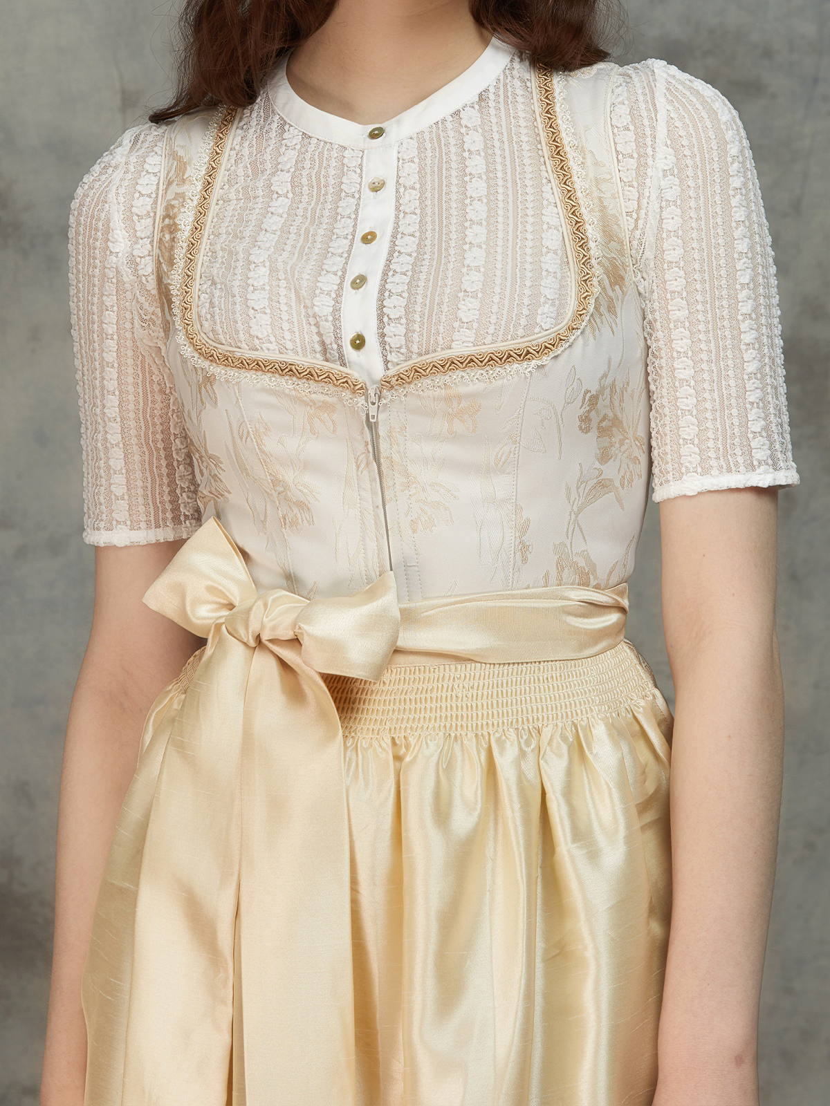 Dirndl in Gelb – feminin und stilvoll