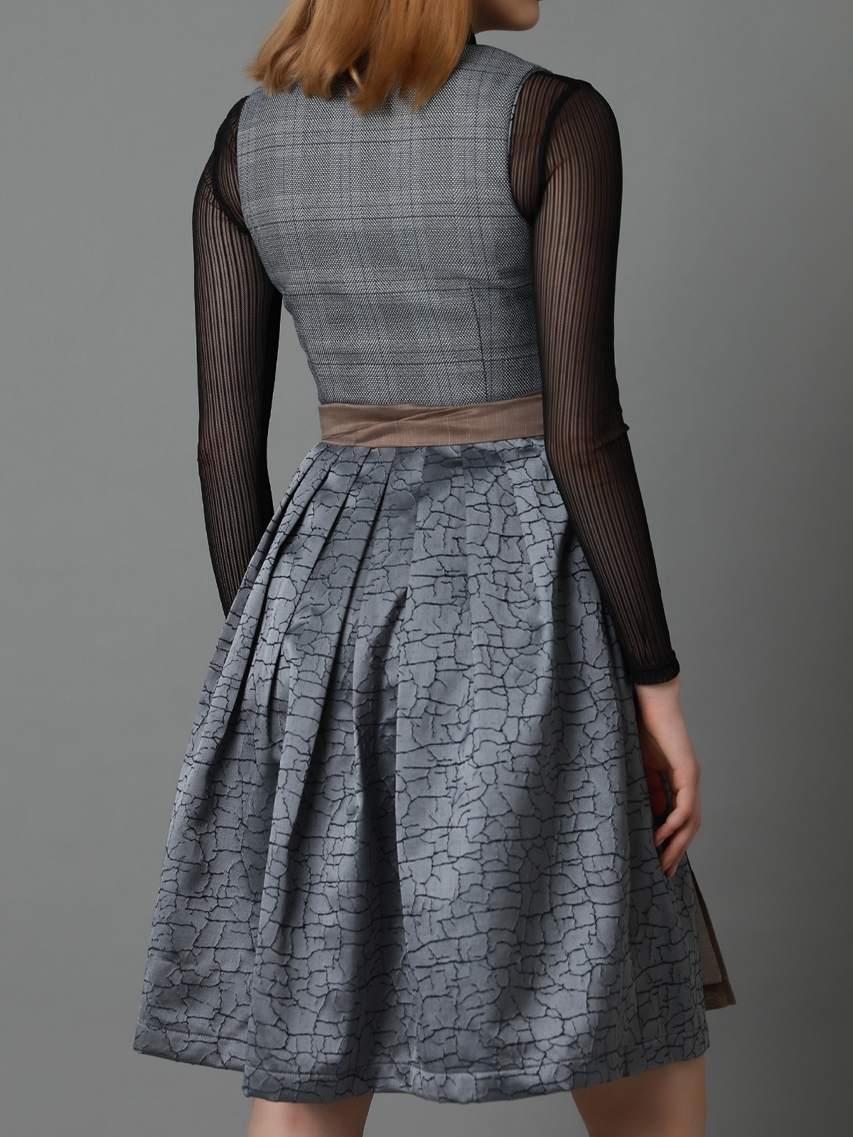 Dirndl in Grau mit hochgeschlossener Bluse