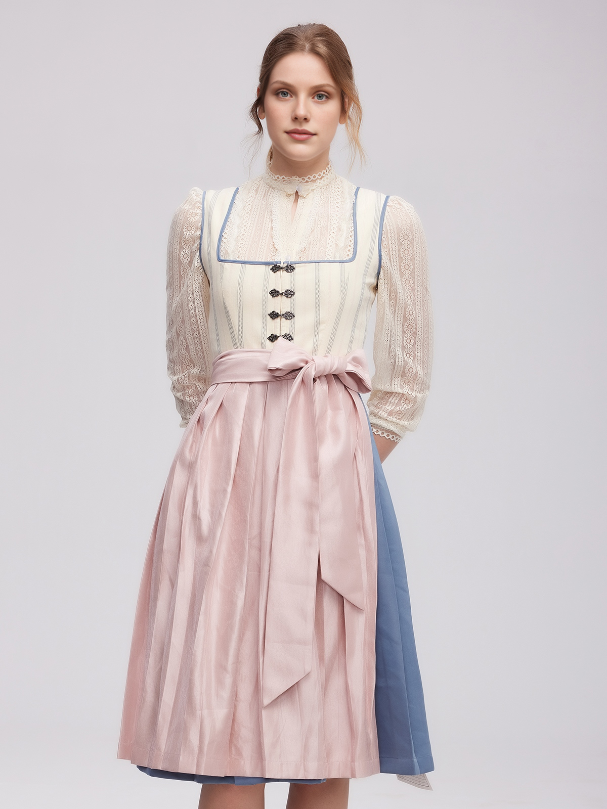 Dirndl mit weißer Bluse