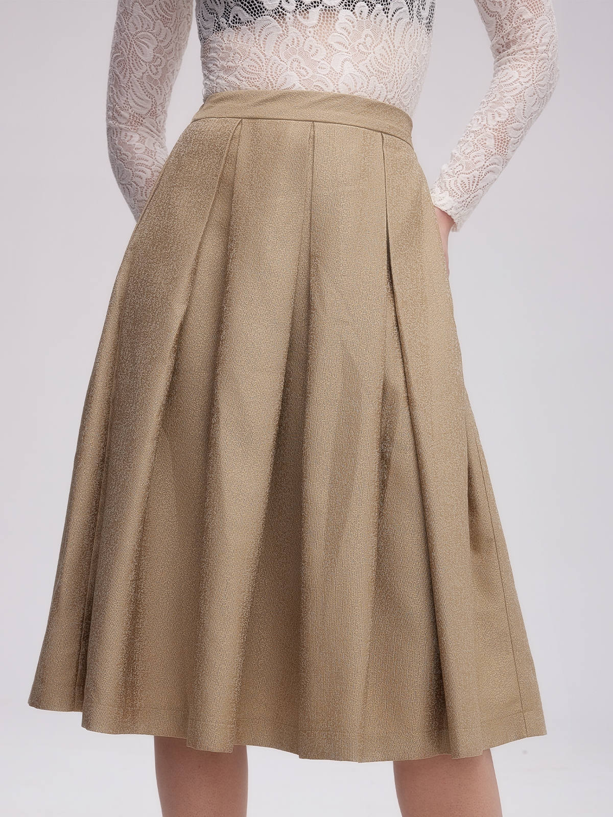 Ein grünes Samt-Dirndl mit floralen Details