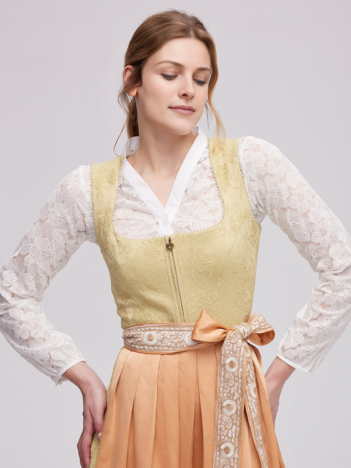 Modernes Dirndl in Gelb
