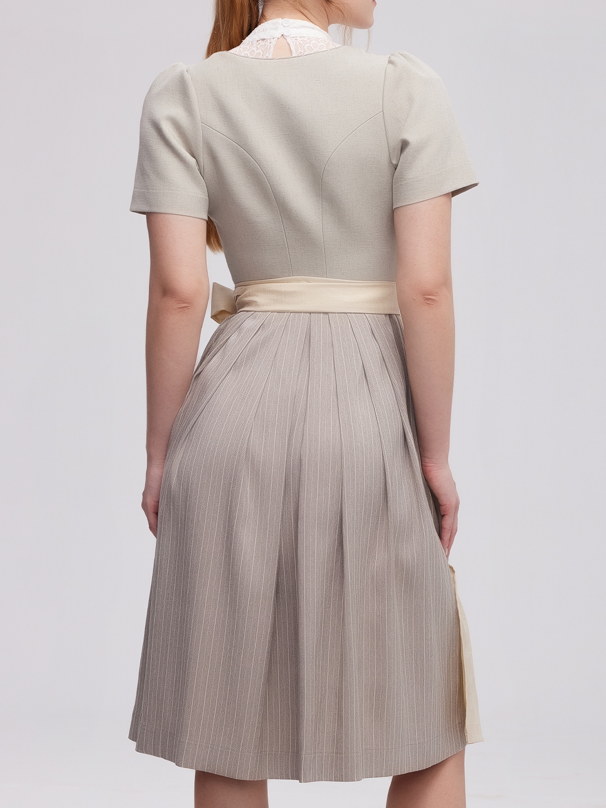Stylisches Dirndl in Grau