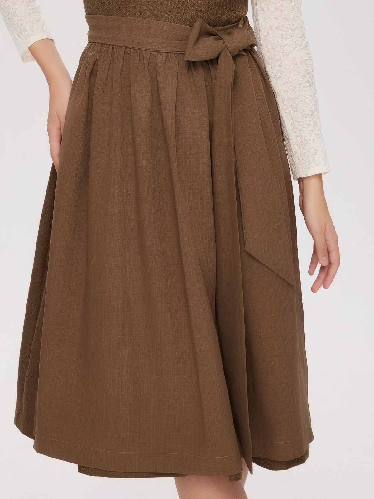 Dirndl in Grün mit eleganter Bluse
