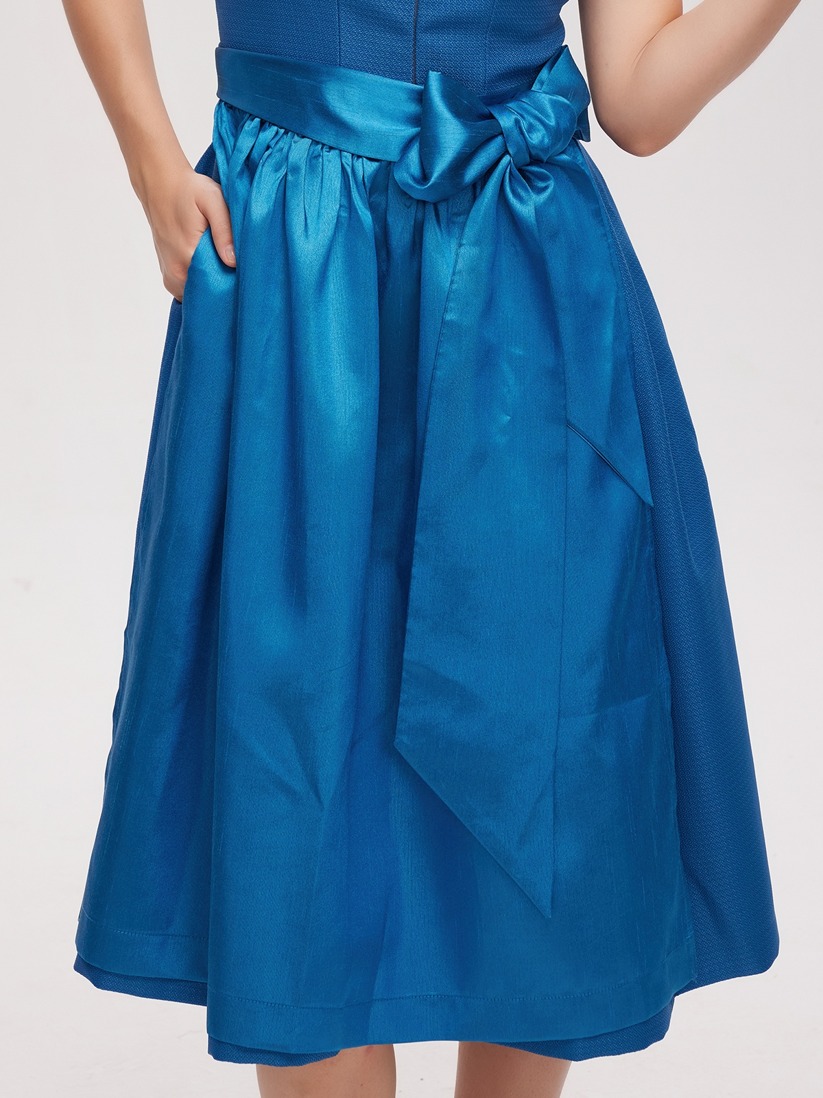 Dirndl rot blau in eleganter Kombination