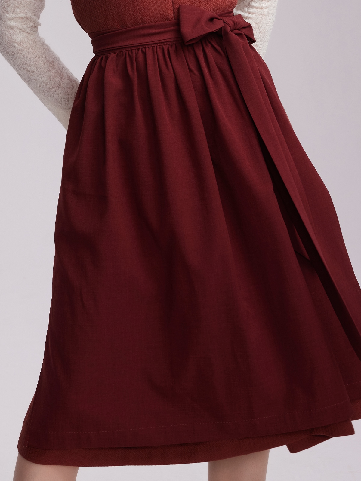 Dirndl in Rot mit schwarzer Spitzenbluse