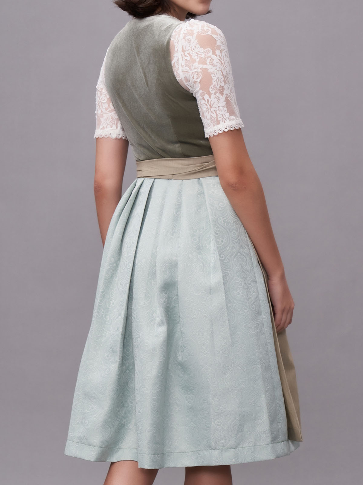 Dirndl in Grün – Eleganz und Naturverbundenheit