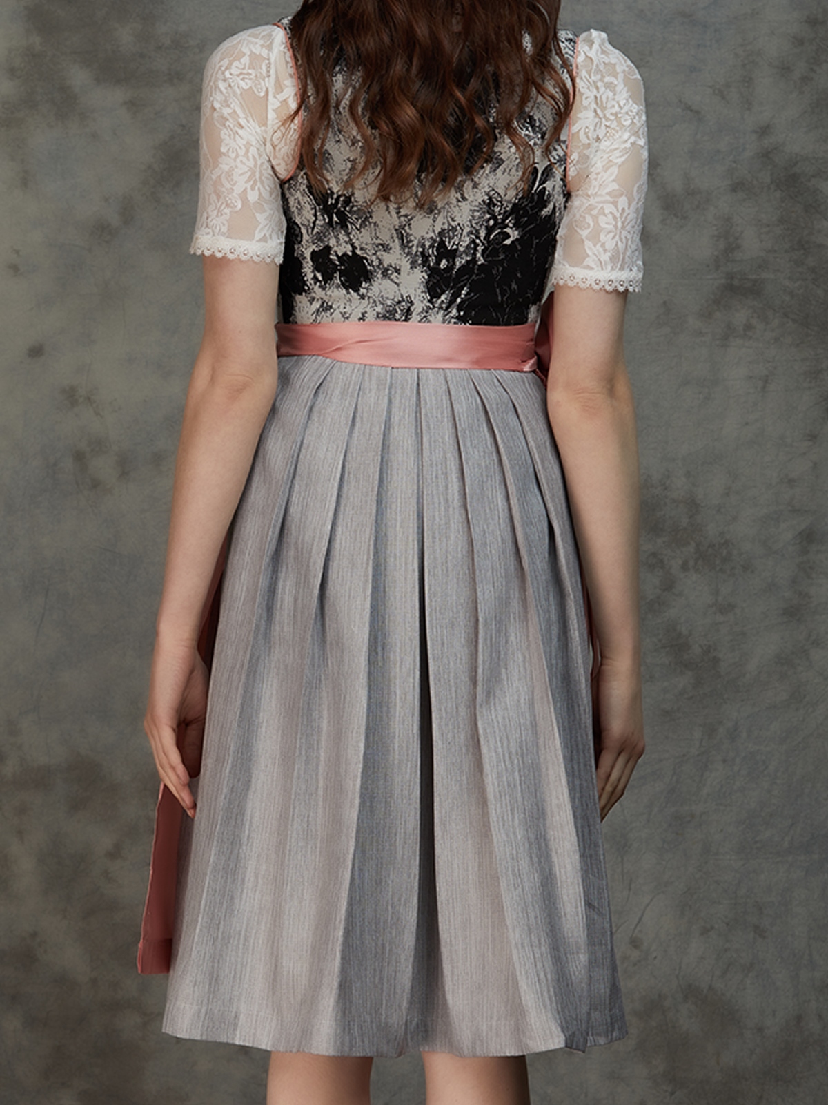 Dirndl in Schwarz mit eleganter Schürze