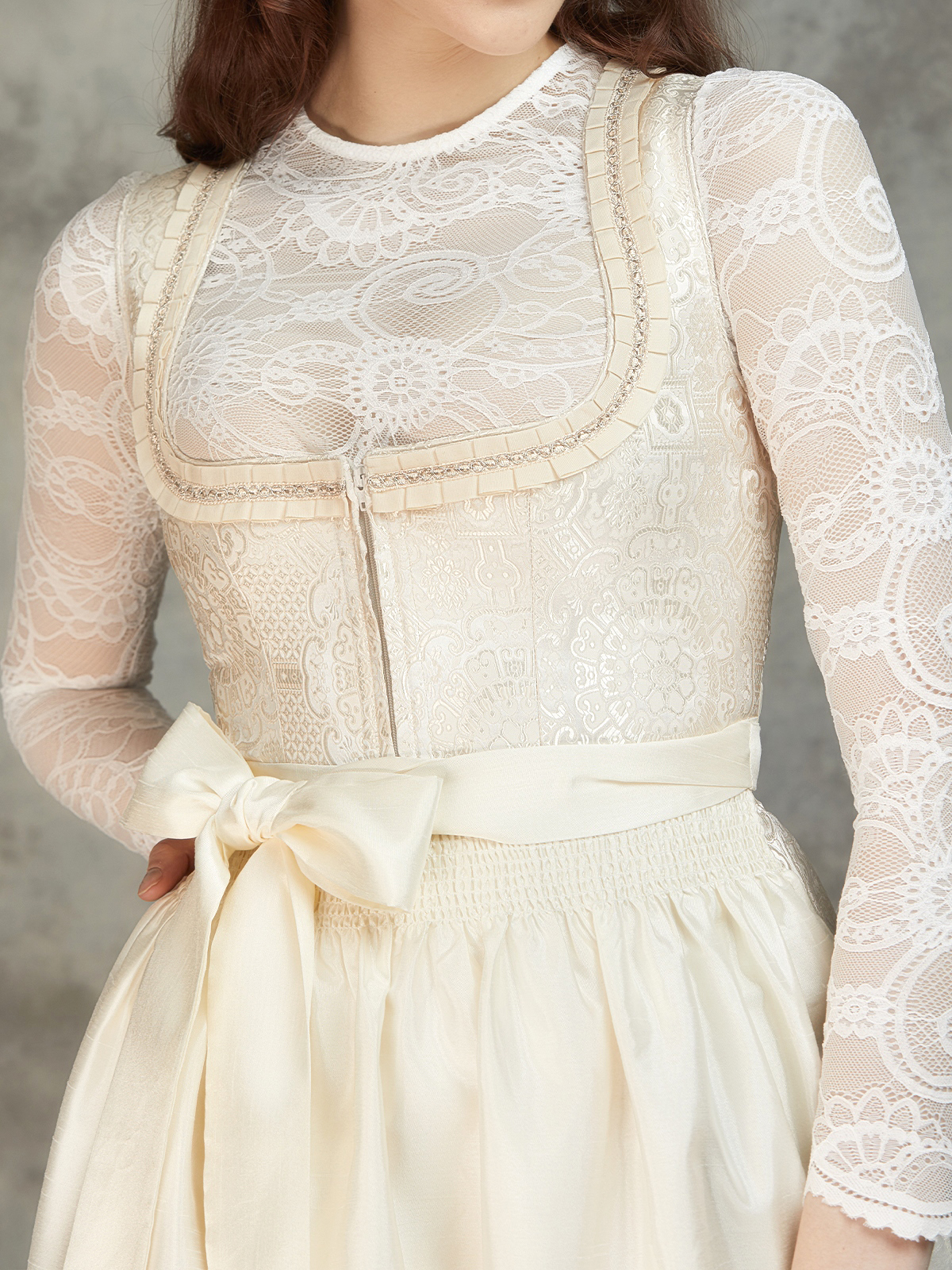 Modernes Samtdirndl in Blau