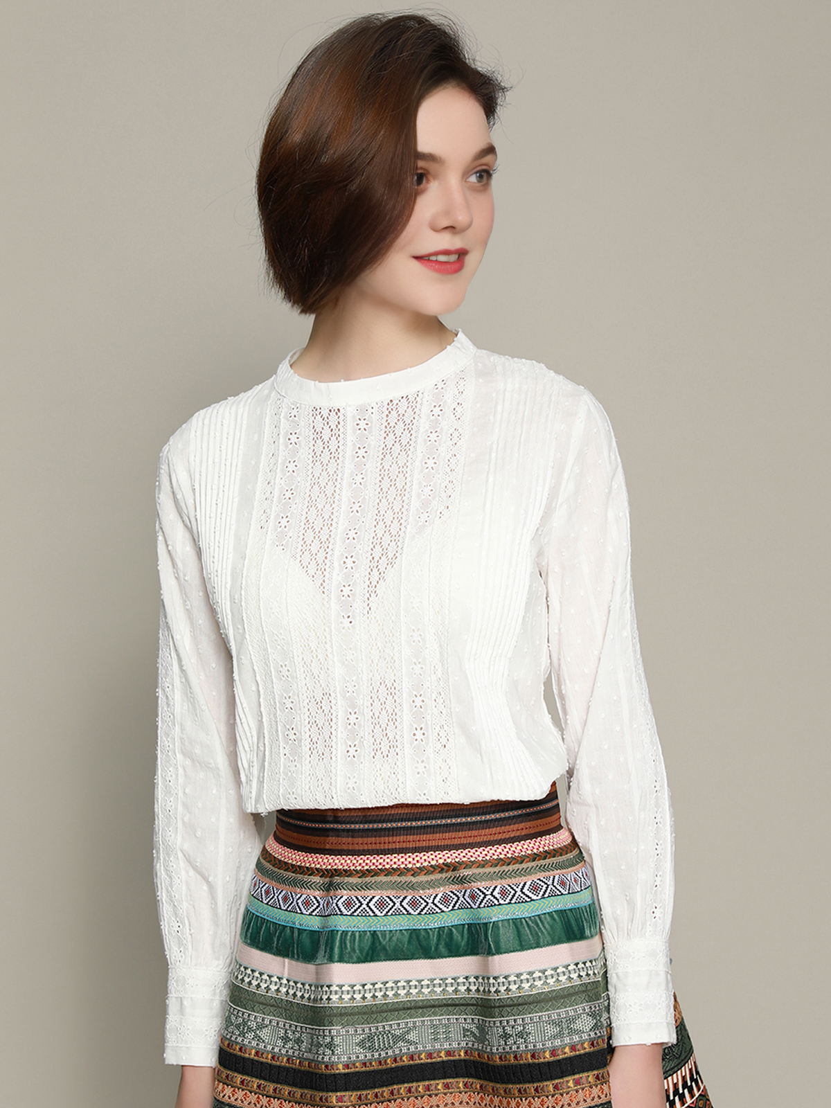 Modernes Dirndl mit weißer Bluse