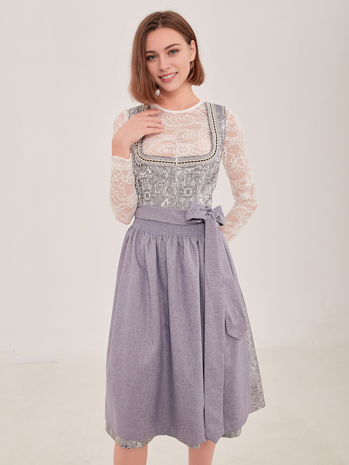 Ein modernes graues Dirndl mit floralen Akzenten – perfekt für festliche Anlässe