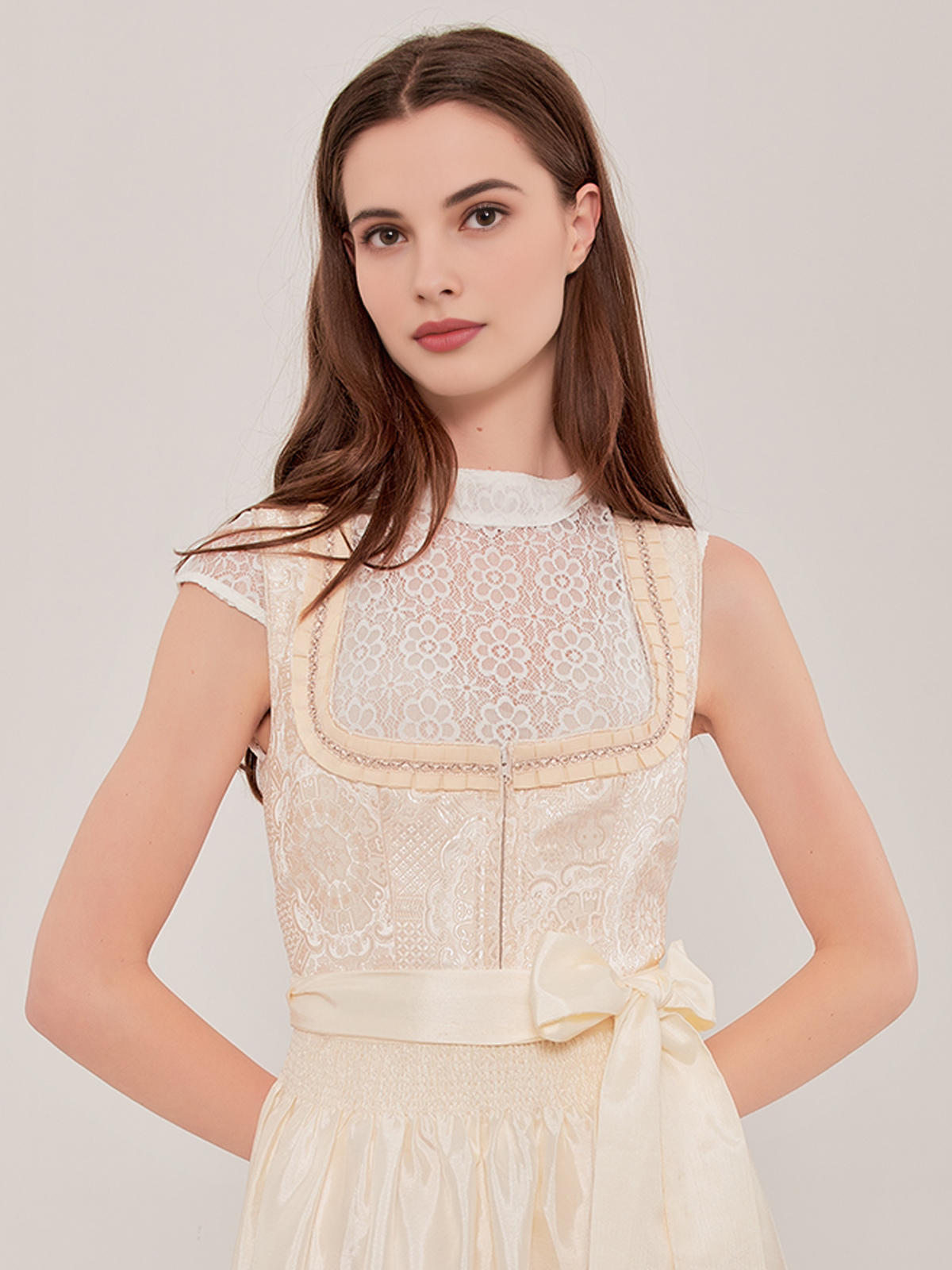 Modernes Dirndl Grau mit taillenbetonter Silhouette