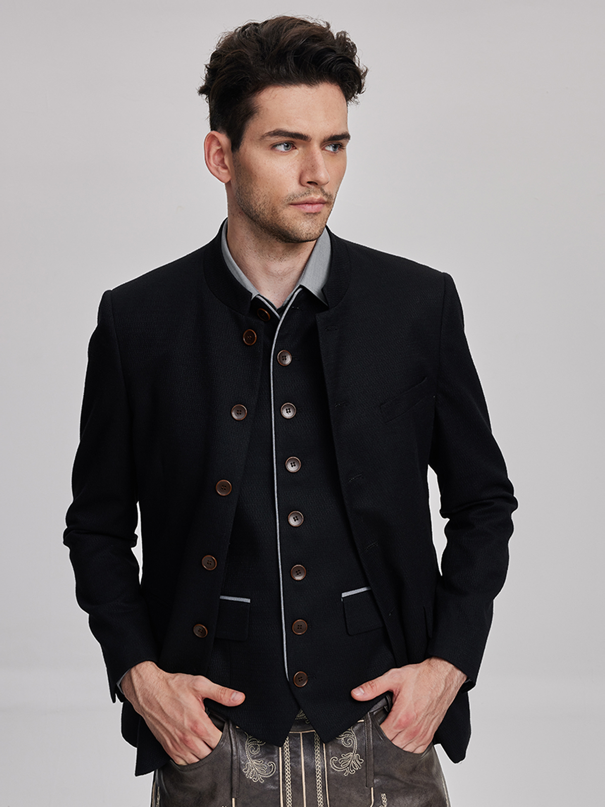 Hellblaues Dirndl mit traditioneller Stickerei