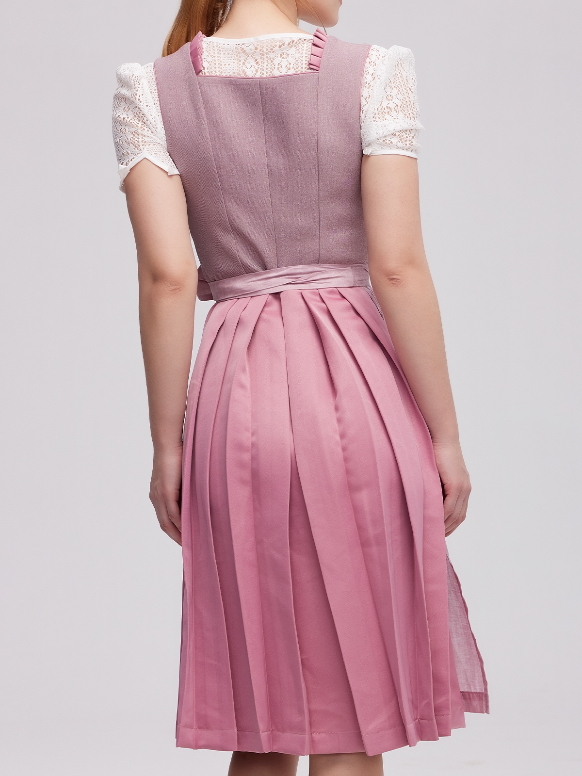 Dirndl mit Spitzenbluse in Lila