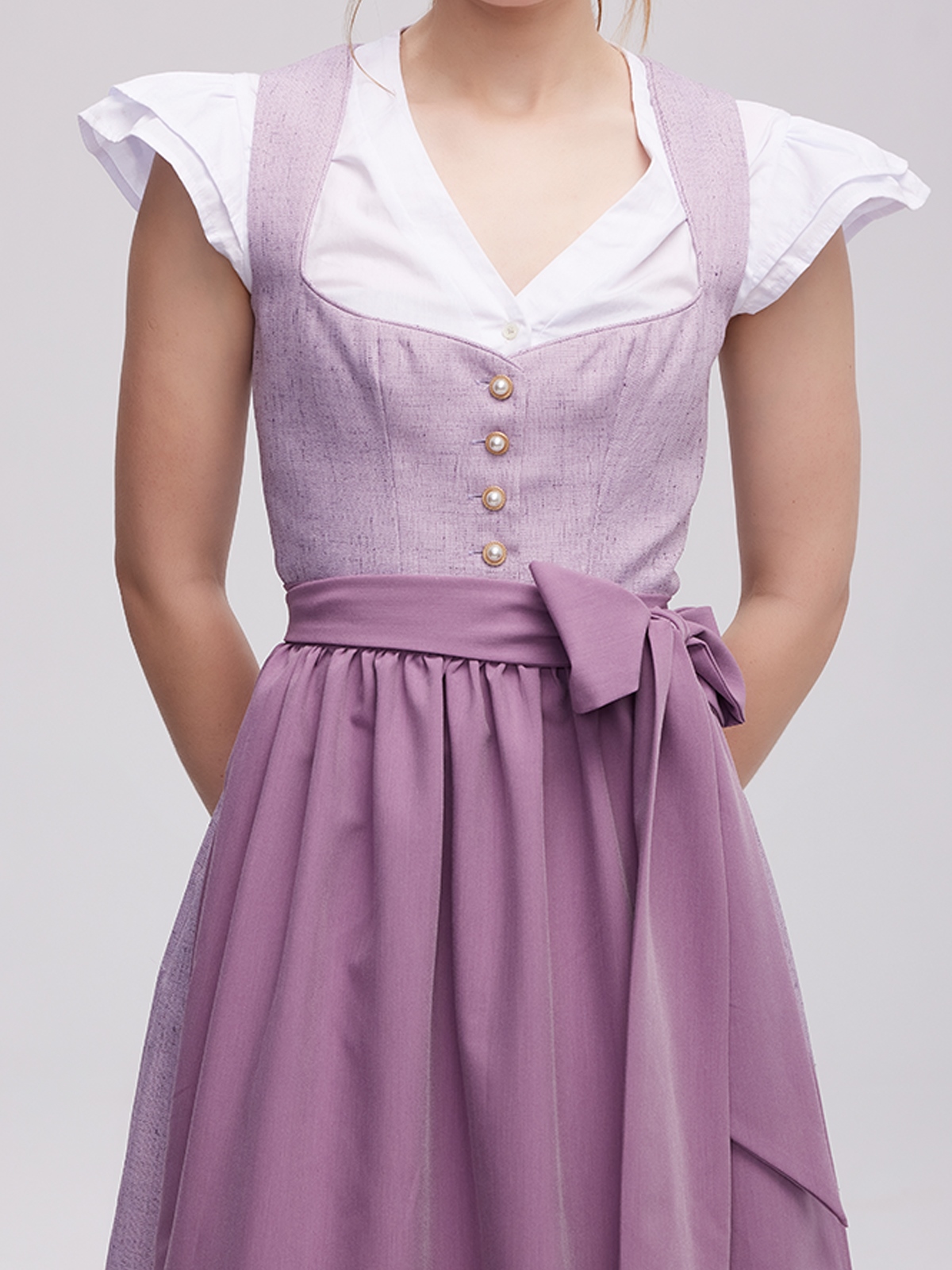 Modernes lila Dirndl mit figurbetonter Silhouette