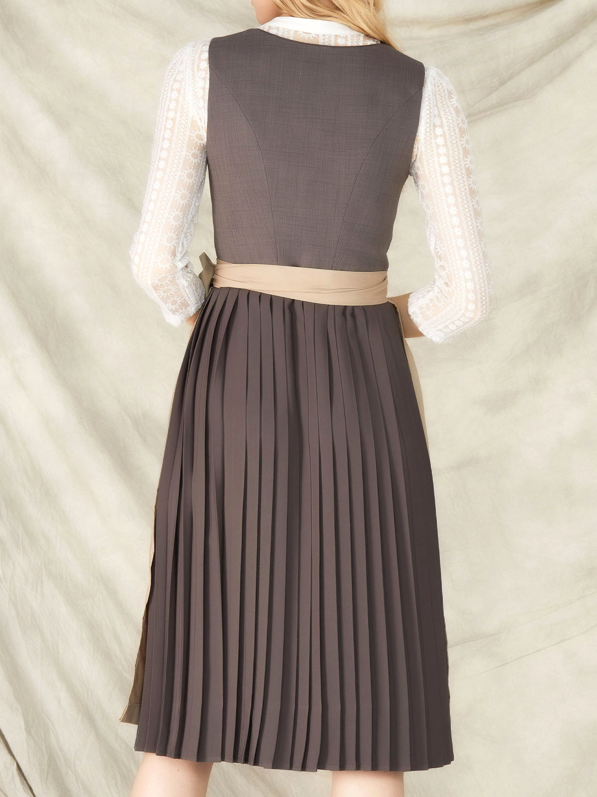 Dirndl mit tiefer Ausschnitt in Grau