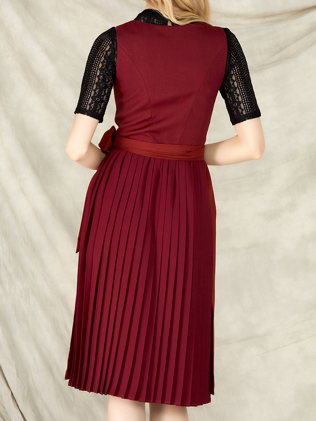 Dirndl in Rot mit weißer Bluse – ein klassischer Look