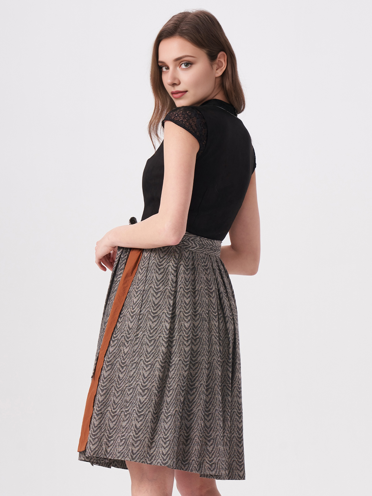 Modernes Dirndl in Schwarz mit floralen Details