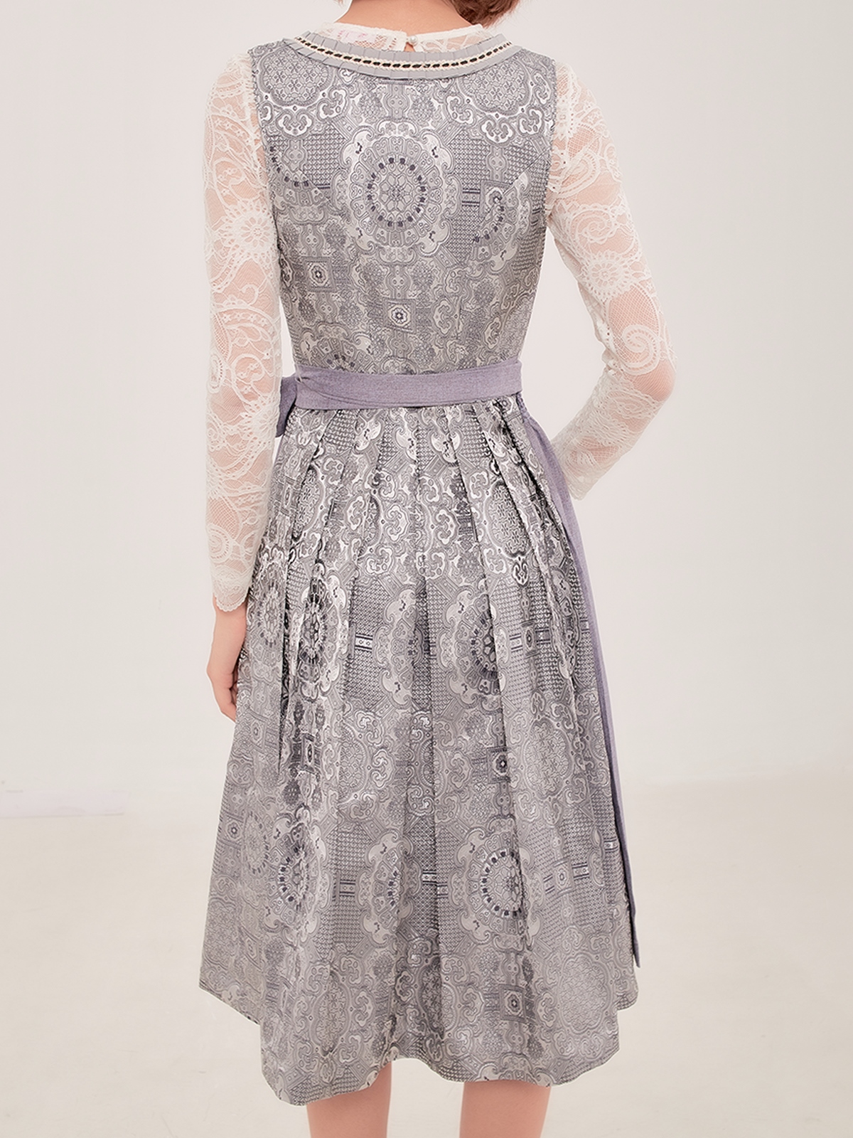 Graues Ehreer Dirndl mit raffinierten Details