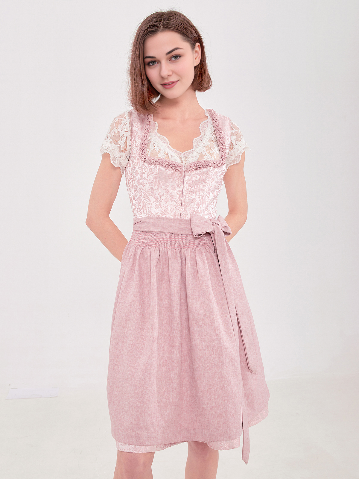 Dirndl in Rosa mit floralen Details