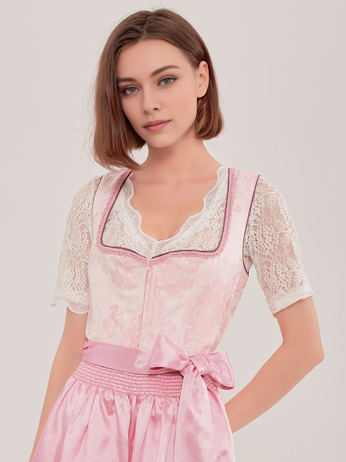 Rote Dirndlbluse in eleganter Ausführung