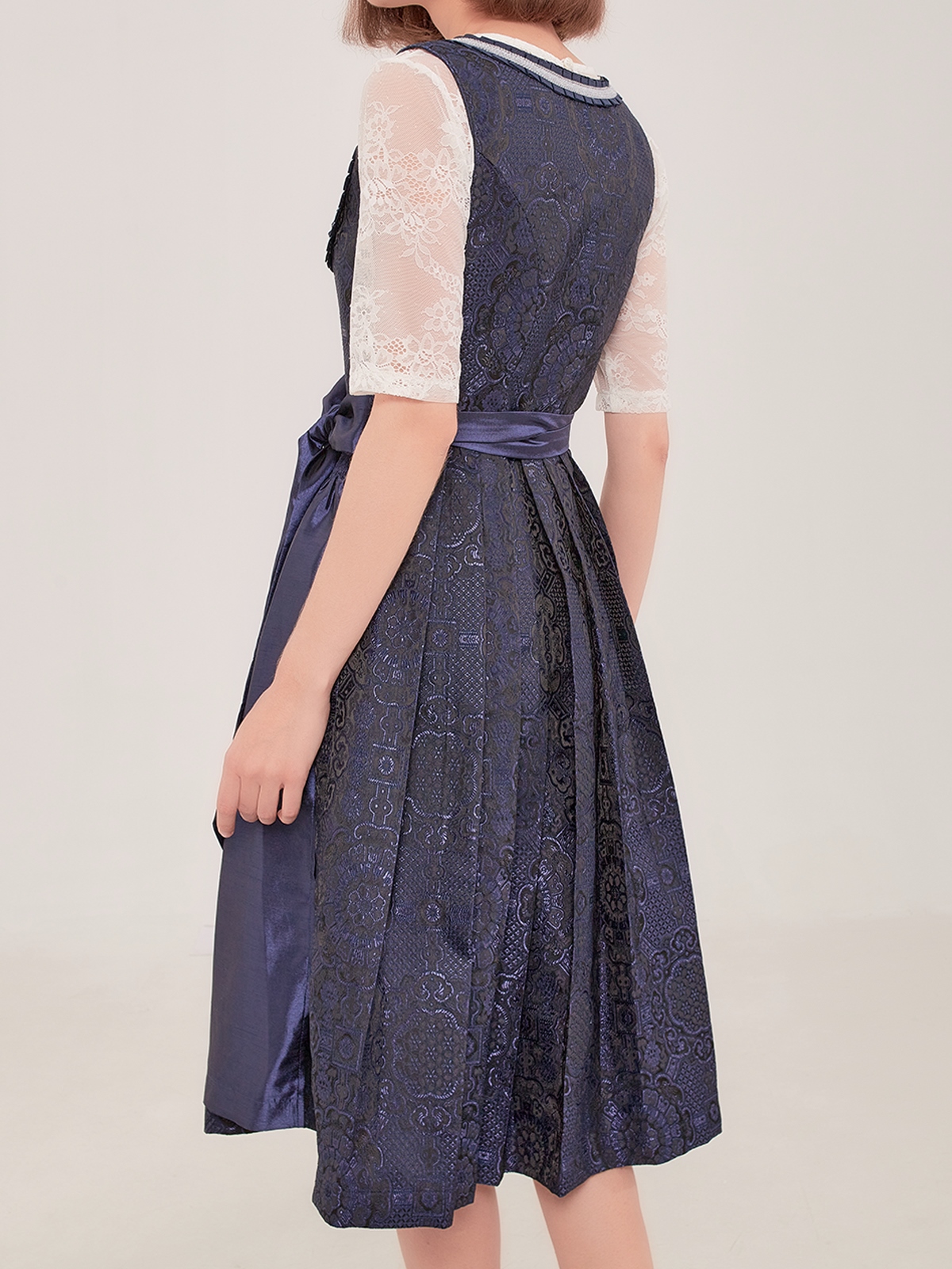 Dirndl blau hochgeschlossen