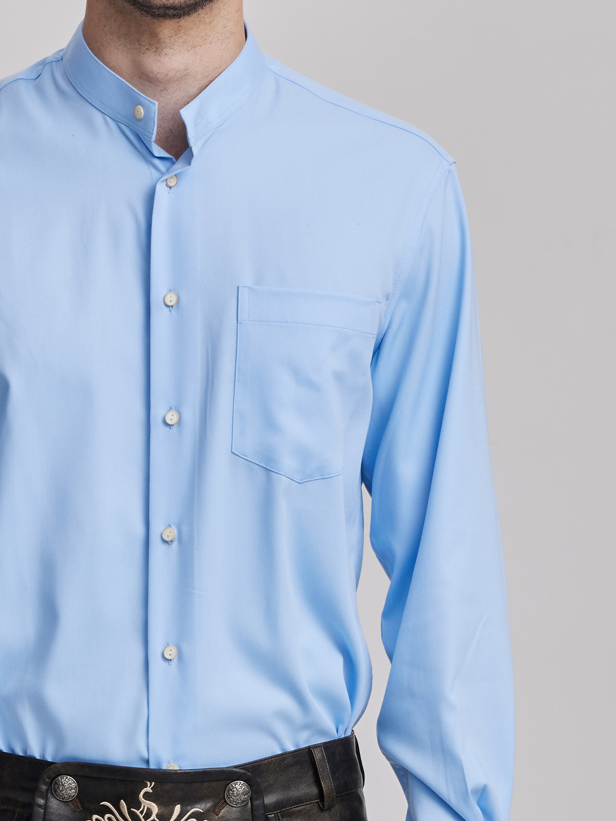 Dirndl mit blauem Hemd