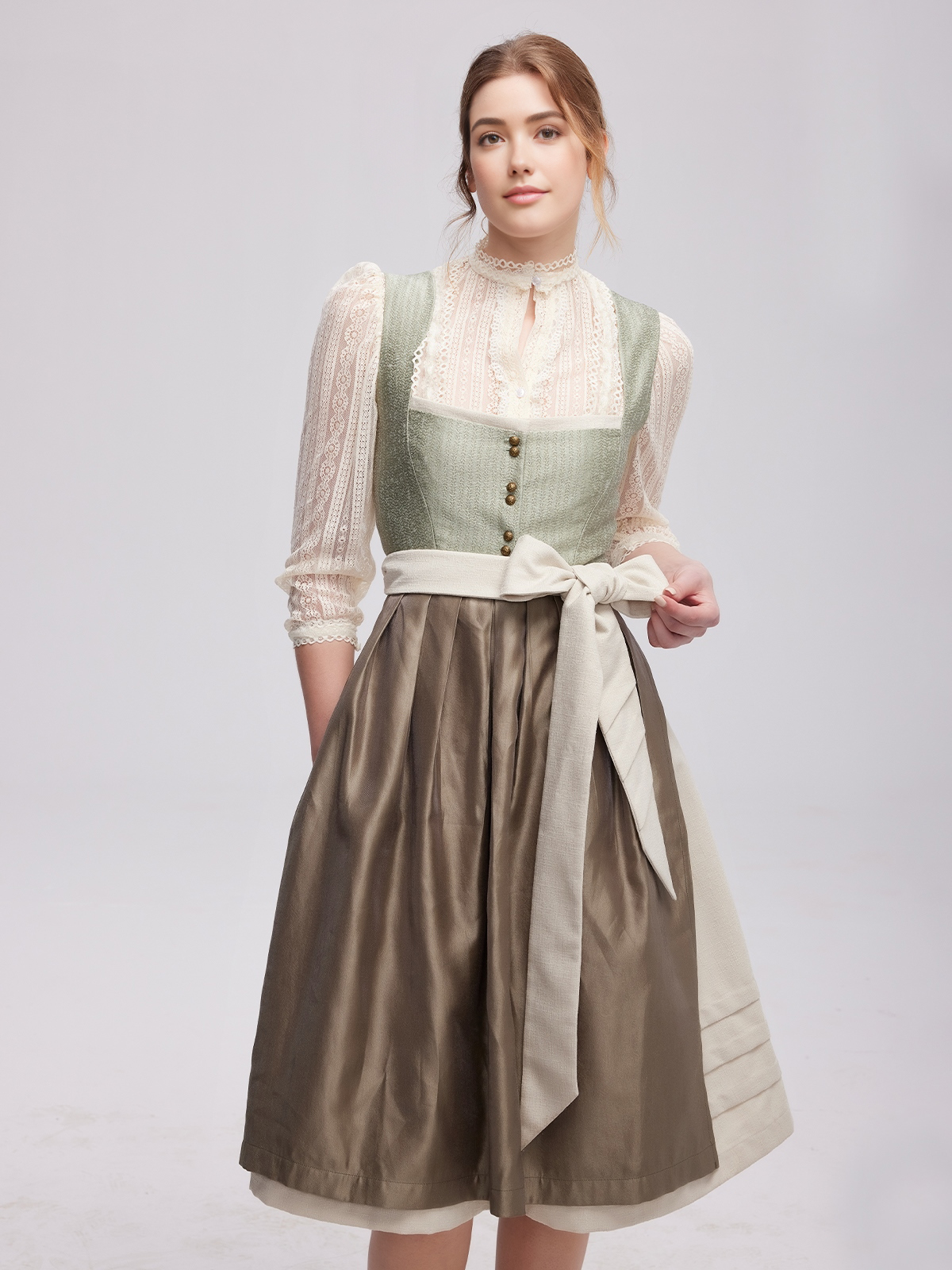 Dirndl Weinrot Samt in eleganter Atmosphäre