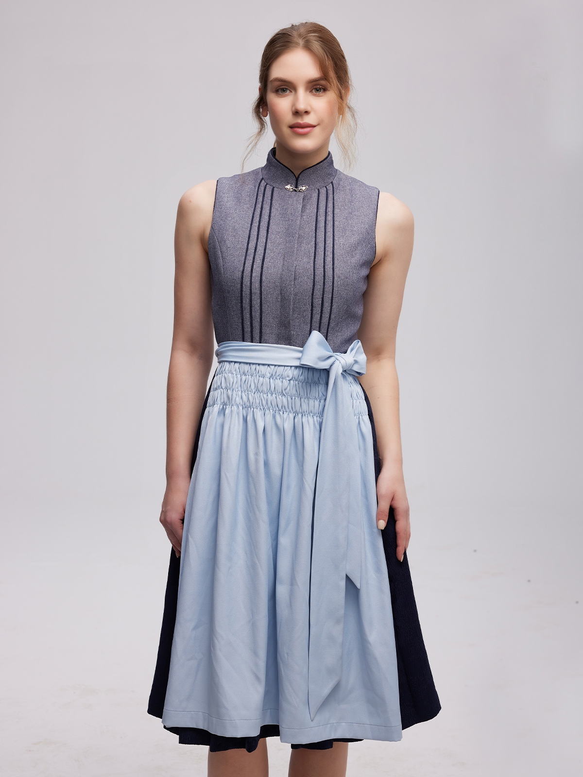 Elegantes graues Dirndl